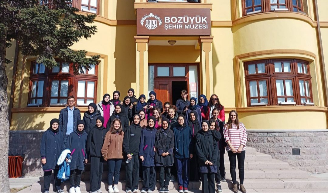 BOZÜYÜK KIZ ANADOLU İMAM HATİP LİSESİ 10. SINIF ÖĞRENCİLERİ ŞEHİR MÜZESİNDE